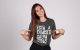 Elizabeth Gutierrez, actriz, vistiendo la camiseta de St. Jude, Esta Camiseta Salva Vidas