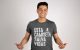 Luis Coronel, cantante, visitiéndo la camiseta de St. Jude, Esta Camiseta Salva Vidas