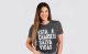 Gaby Espino, actriz, vistiendo la nueva camiseta de St. Jude, Esta Camiseta Salva Vidas.