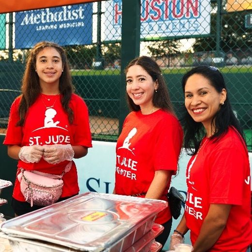 Voluntarios de St. Jude participando en un evento de recaudación de fondos.