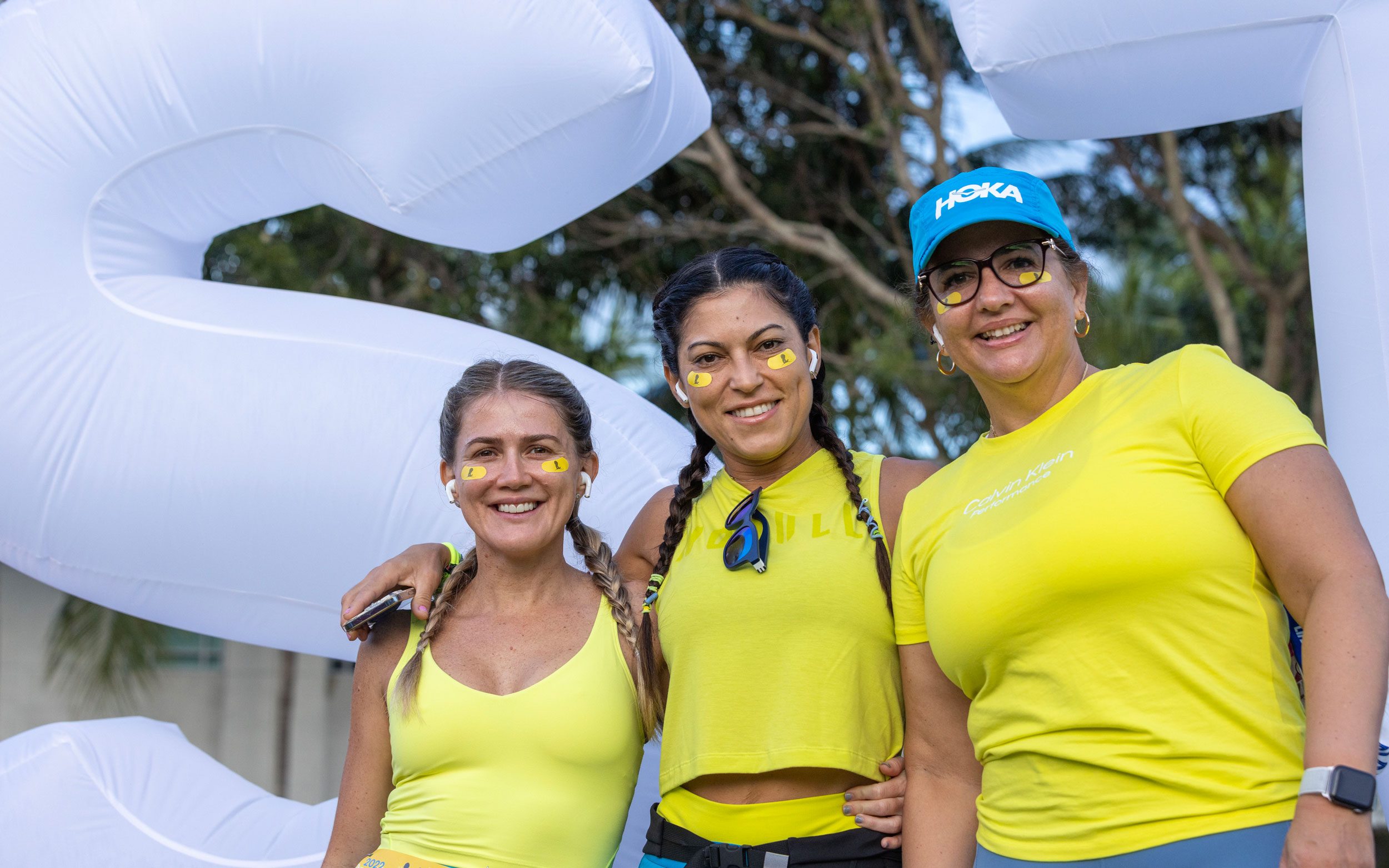 Caminantes participando en la Caminata de St. Jude realizada en septiembre, Mes de Concientización de Cancer Infantil.