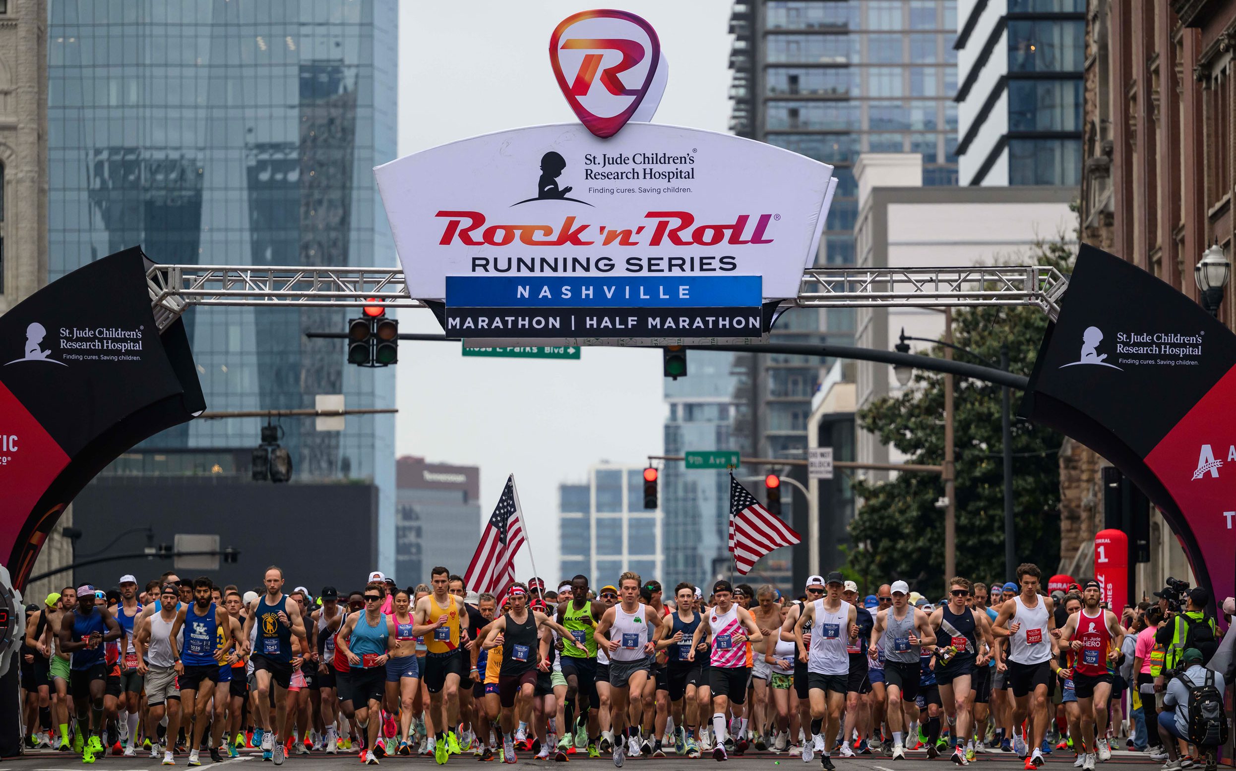 Corredores de St. Jude participando en las carreras nacionales de Rock n’ Roll. 