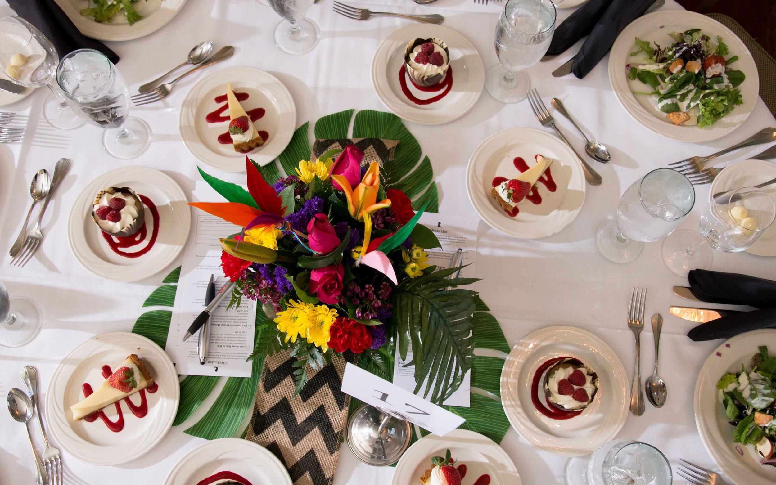 Cena y degustación de vinos con chefs famosos, evento benéfico de St. Jude en Charlotte, Carolina del Norte.
