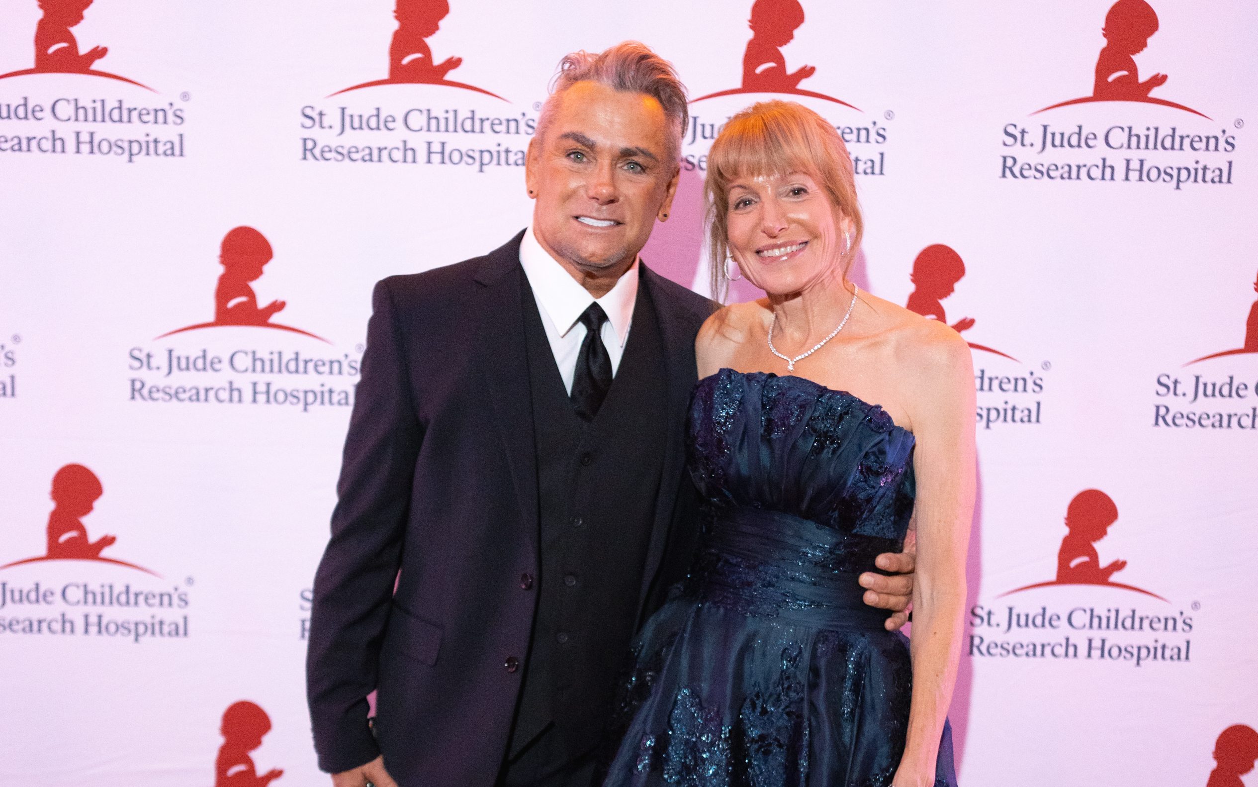 Evening of Hope committee co-chair Lee Siegel on the red carpet with a gala guest. 